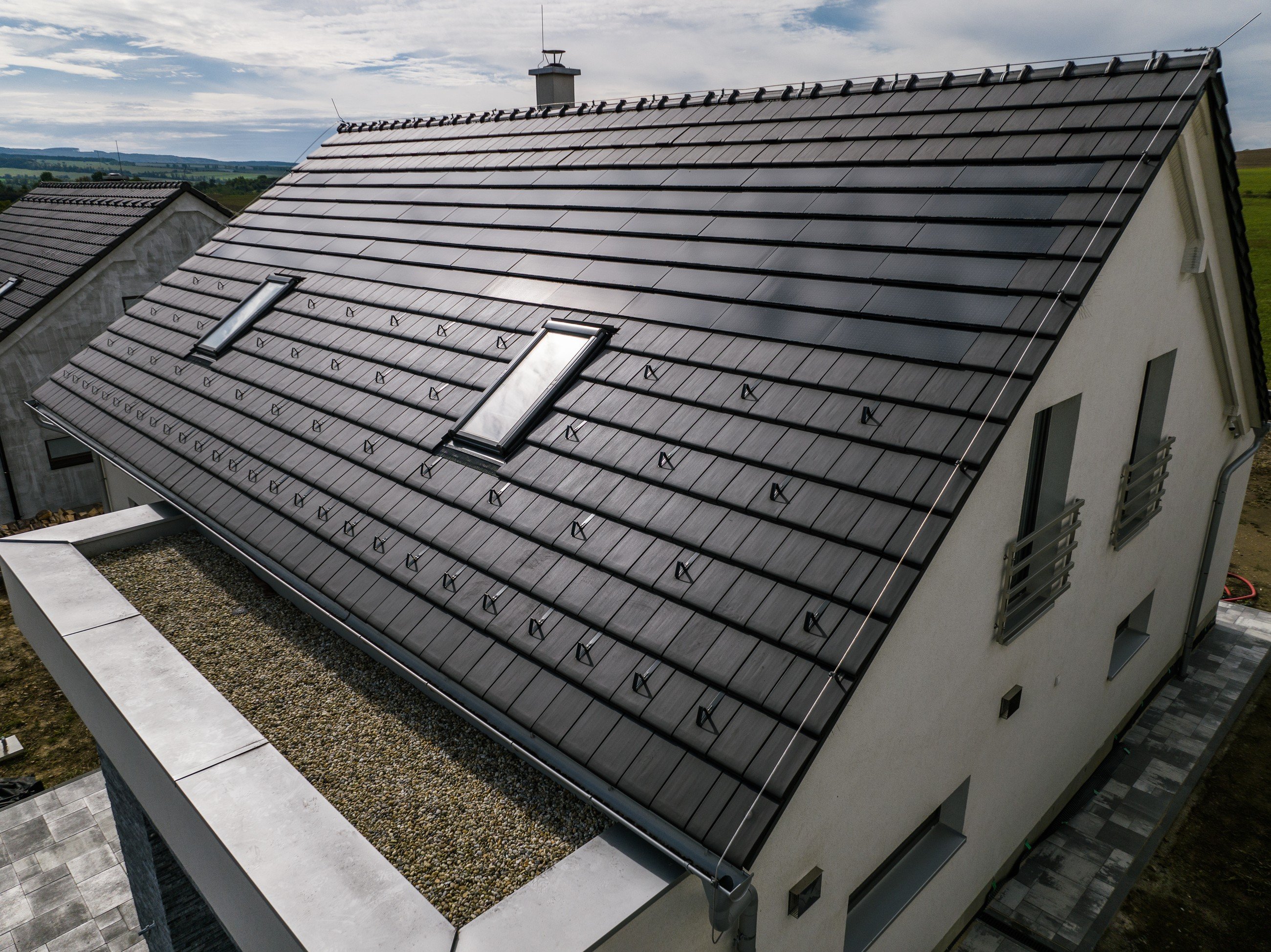 Jak si pořídit fotovoltaiku, která je součástí střechy? Představujeme Wevolt X-Tile