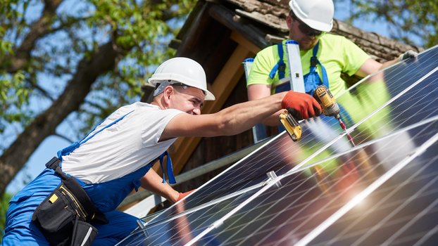 Chcete fotovoltaiku a nemáte na ni peníze? Úvěr a montáž nabídnou ověřené firmy