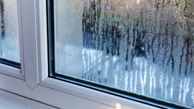 Proč se nám rosí okna? Odborníci vysvětlují hlavní příčiny i řešení