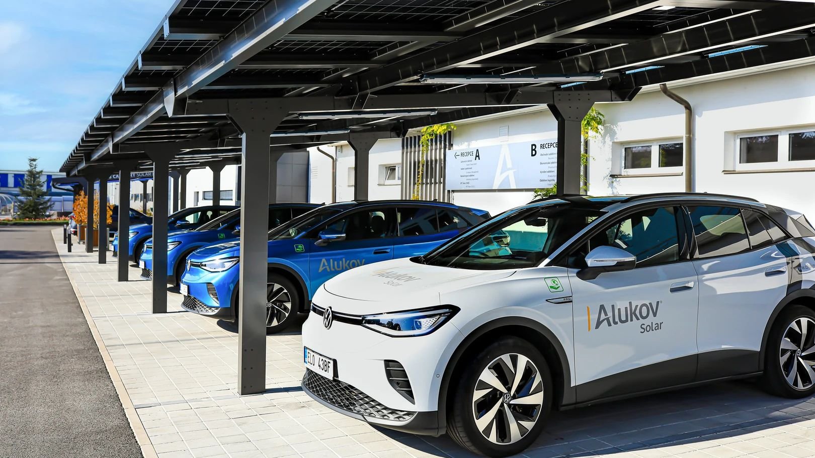 Solární carport chrání auto a vyrábí elektřinu. Zájem roste i mezi firmami