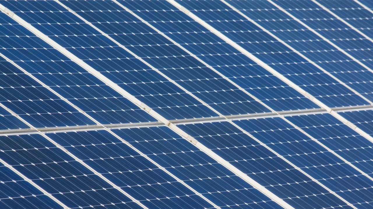 Fotovoltaika pro firmy: dotace, překážky, řešení přetoků a pronájem fotovoltaiky