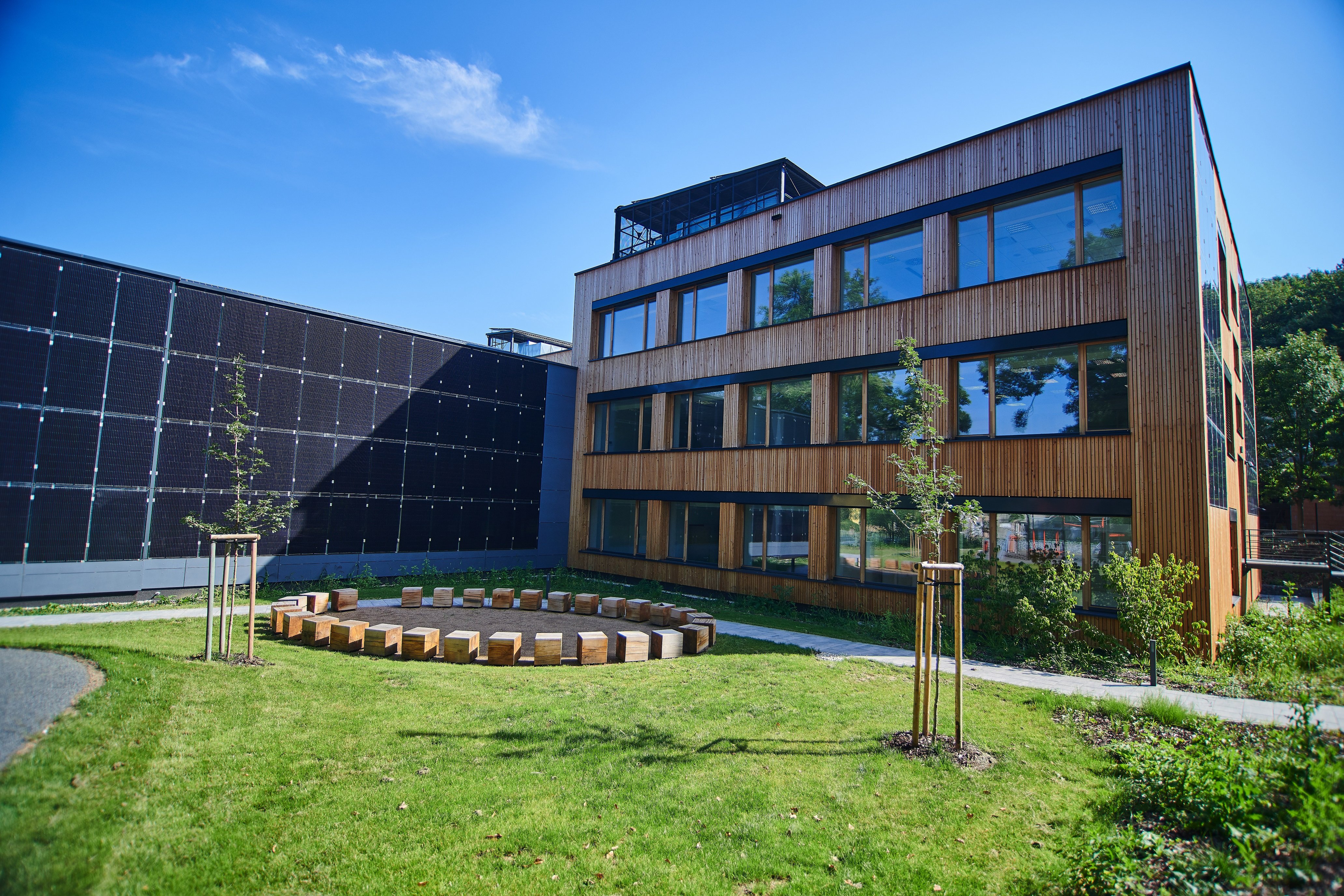 První energeticky a uhlíkově pozitivní školní budova v ČR