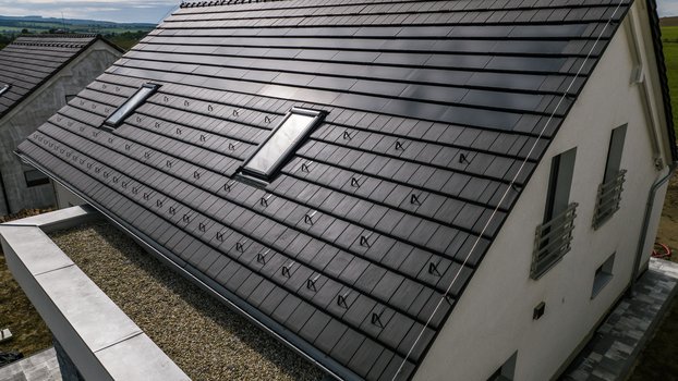 Jak si pořídit fotovoltaiku, která je součástí střechy? Představujeme Wevolt X-Tile