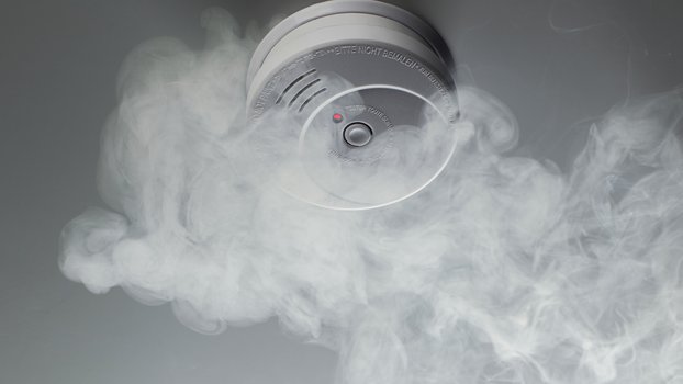 Elektroinstalace v bytovém domě. Bezpečnost a prevence požáru je na každém z nás. Všímejte si i malých změn, radí odborník