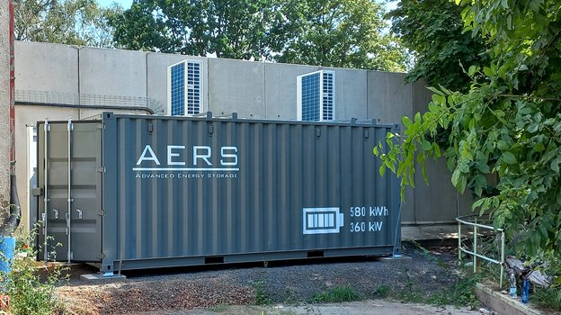 Bateriová úložiště firmy AERS mohou pomoci průmyslovým firmám v boji s vysokými cenami elektrické energie